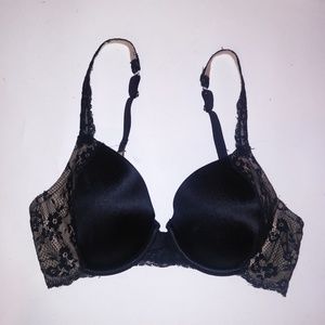 Maidenform Bra
34C
Black
Lined Cups
Lace‎